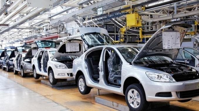 Automobile en Algérie : les raisons de la baisse des chiffres de constructions des voitures Ligne d'assemblage de voitures dans une usine au Maghreb.