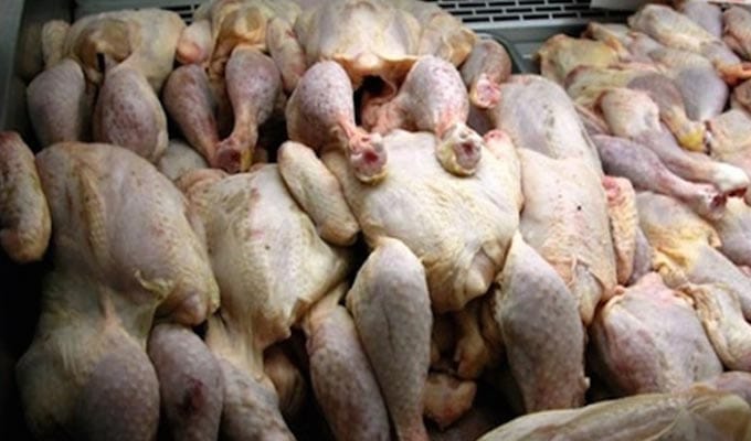 Algérie : six tonnes de volaille impropres saisies dans un abattoir clandestin Poulets entiers frais dans un marché ou une ferme.