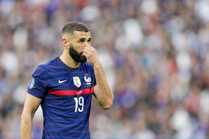 Benzema officiellement forfait pour le mondial ! Karim Benzema portant le maillot de l'équipe de France de football.