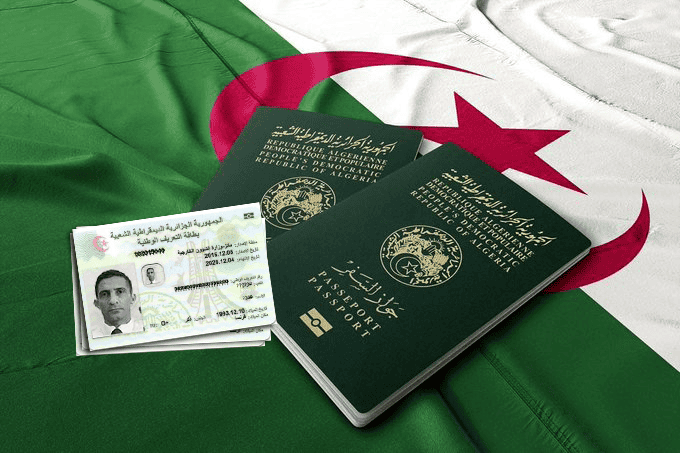 Passeports et carte d'identité algériens sur drapeau national.