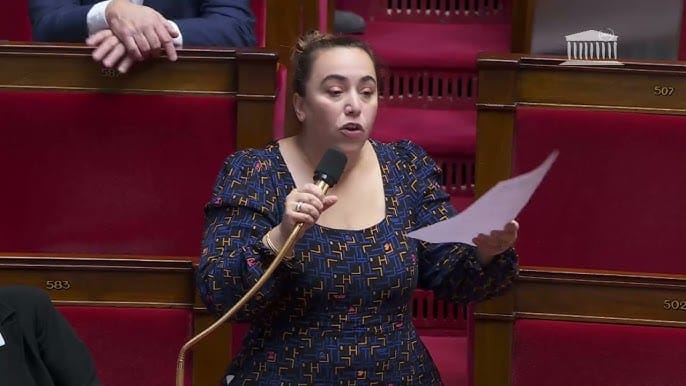 Femme députée s'exprimant lors d'une séance parlementaire en France.