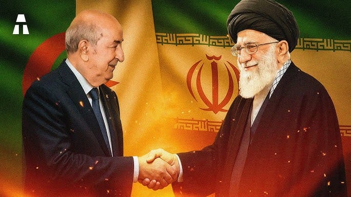 Le président algérien et le guide iranien se serrent la main.
