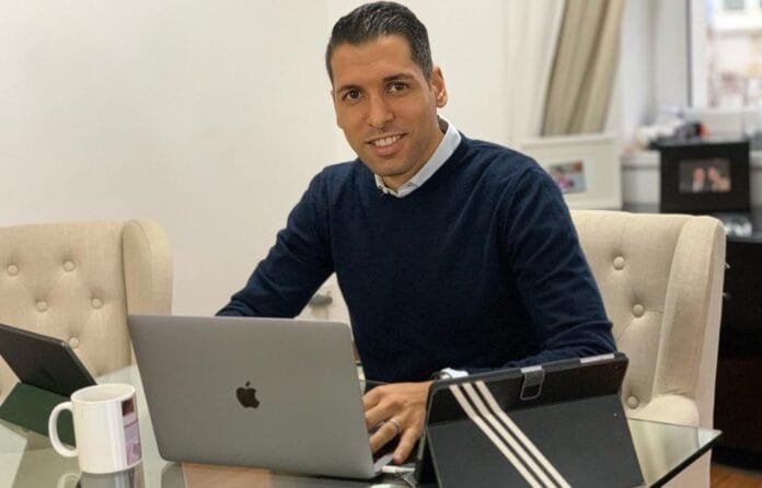 CHAN 2023 : Matmour débarque en renfort chez les A' Matmour, joueur de football, en réunion dans un bureau moderne.