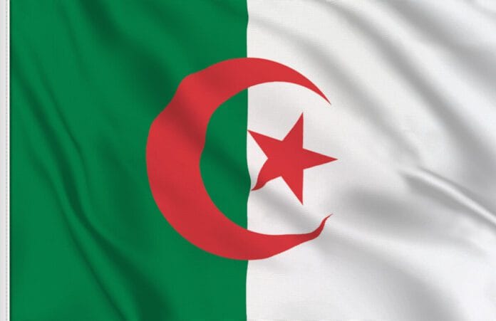 Drapeau de l'Algérie en tissu Drapeau algérien flottant avec étoile et croissant rouges.