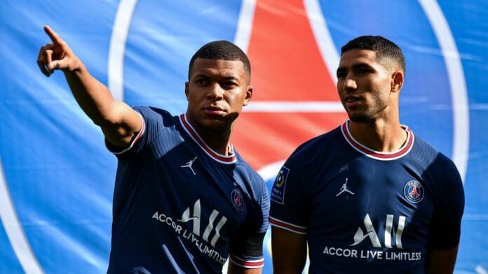 Mbappé et Neymar lors d'un match du PSG, en tenue officielle.
