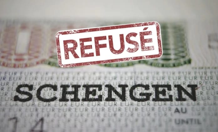 Visa Schengen refusé, document avec stamp 'Refusé'.