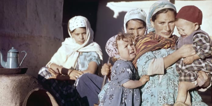 Femmes et enfants dans un camp de regroupement en Algérie.