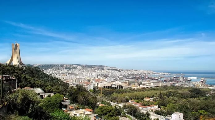 Vue d'Alger avec la basilique Notre-Dame d'Afrique en premier plan.