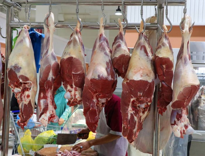 Oran : commercialisation de 11 quintaux de viande rouge d'origine inconnu Viande de bœuf suspendue en boucherie halal, prête à être vendue.