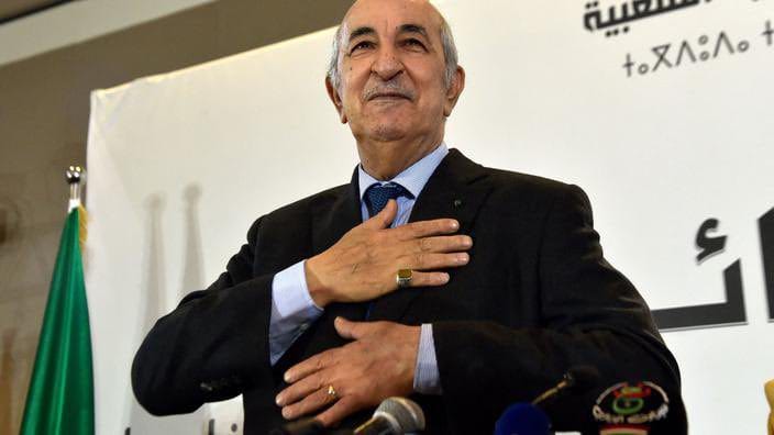 Algérie : Un bilan en demi-teinte pour Abdelmadjid Tebboune Président Tebboune lors d'une cérémonie de libération de prisonniers.