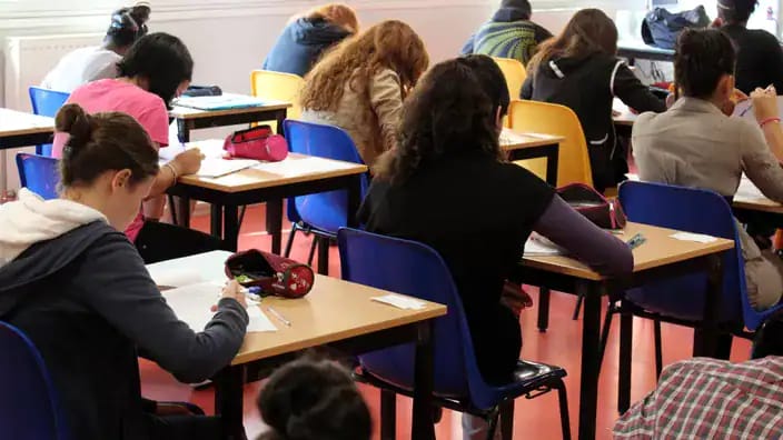 Étudiants en classe à l’école algérienne de France, concentrés sur leurs examens.