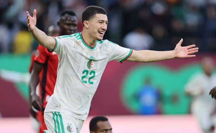 Ibrahim Maza célèbre lors d'un match de football international.