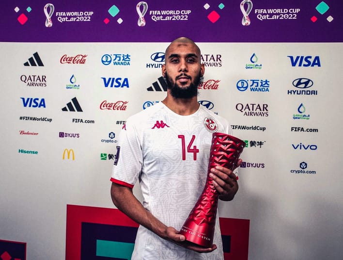 Tunisie: Laidouni lance un apel à ses coéquipiers Laidouni tenant le trophée de la Coupe du Monde FIFA 2022.