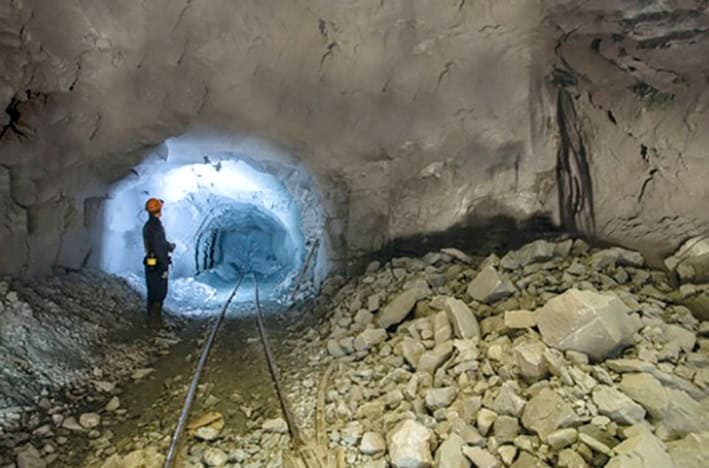 Découverte majeure à Béjaïa : durée et impact d'un projet minier Mine souterraine à Béjaïa avec un ingénieur en sécurité.