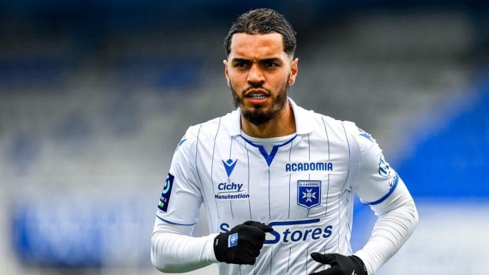 Maroc: Hamza Sakhi ambitieux Hamza Sakhi, joueur de football marocain, en pleine action sur le terrain.