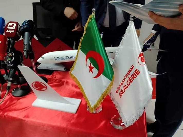 Miniature d'avion Airbus A350 avec drapeaux d'Algérie et Air Algérie.
