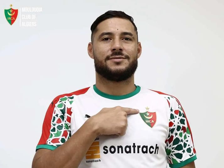 Youcef Belaili dépasse Lionel Messi : performance remarquable en passes décisives avec l'Algérie et le MC Alger Youcef Belaili portant le maillot du MCA, symbole de son potentiel.