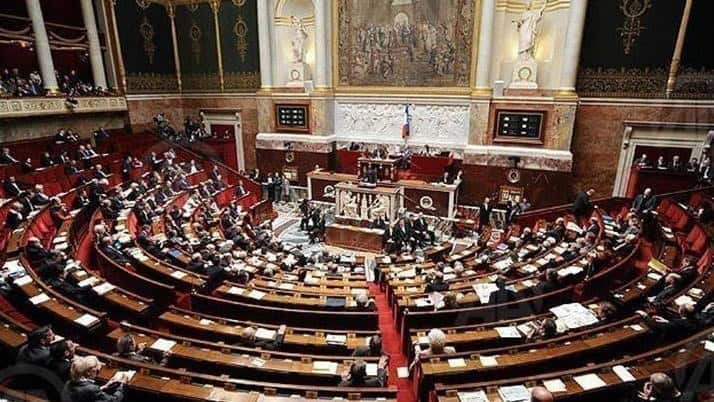 Sénat algérien en session parlementaire avec députés et sénateurs.