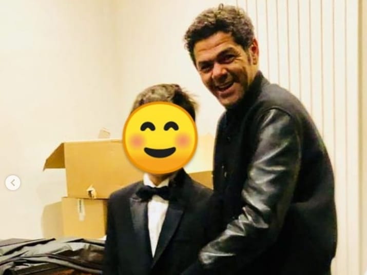 Fils de Jamel Debbouze : en voici les photos Fils de Jamel Debbouze avec un homme souriant.