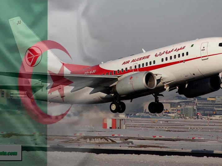 Avion d'Air Algérie décollant de l'aéroport avec drapeau algérien en fond.
