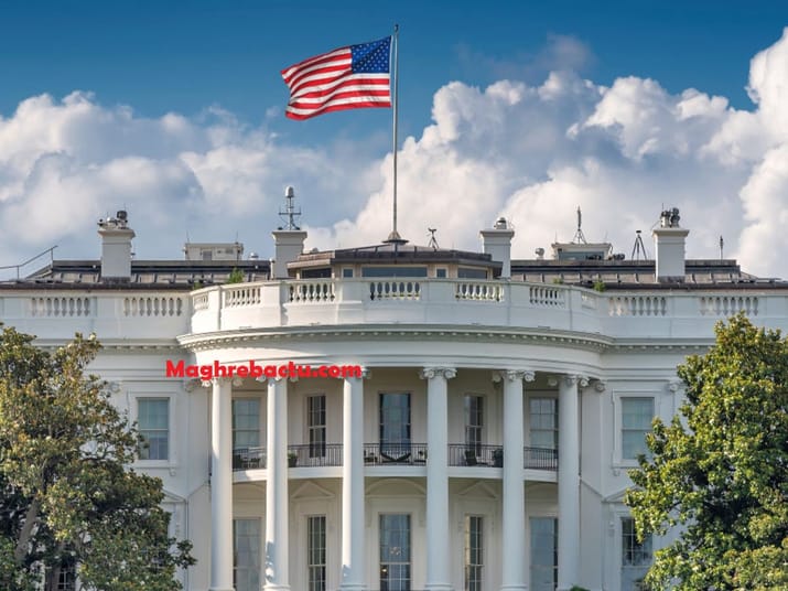 Les Etats Unis d'Amérique dénoncent la répression des libertés en Algérie La Maison Blanche avec drapeau américain flottant dans le ciel.