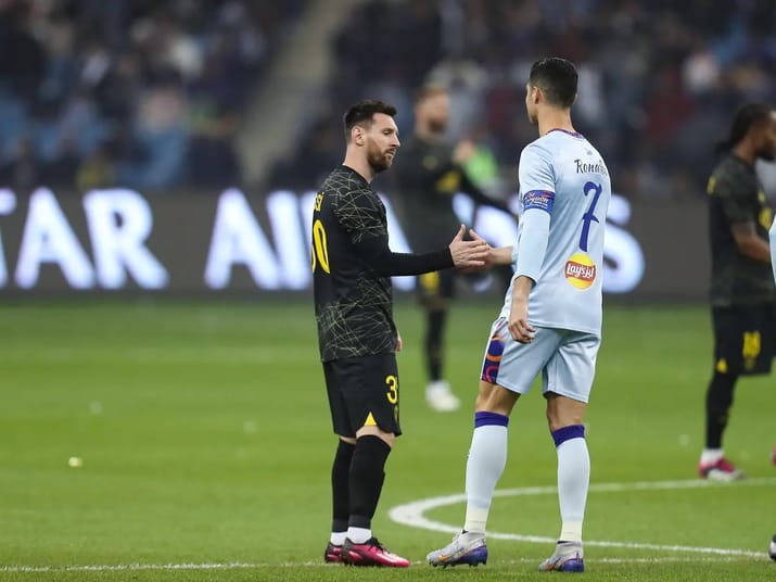 Messi et Ronaldo se saluent après un match de football intense.