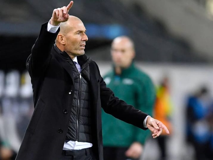 Zidane en discussion avec un club de football.