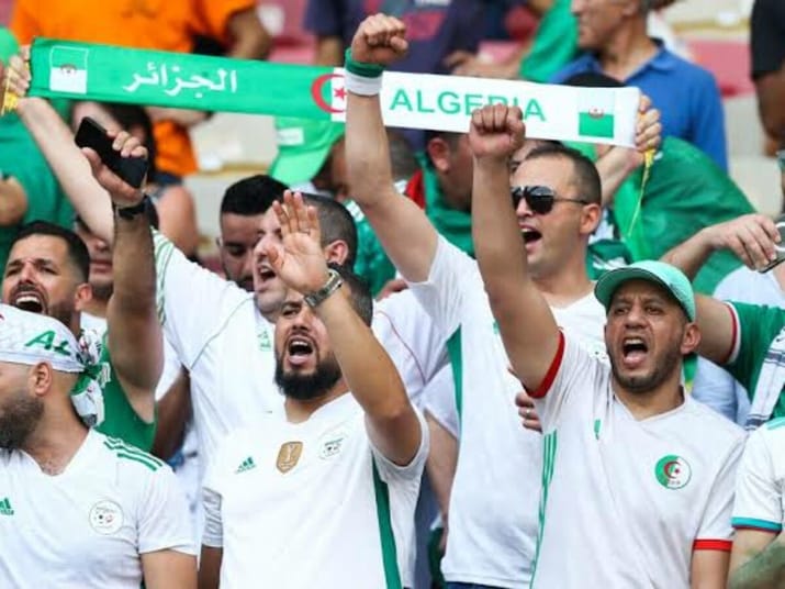 Triste ! Abdelkader Kadi, le vaillant supporter des verts, a rendu l’âme. Supporters algériens en deuil lors d'un match de football.