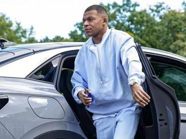 Kylian Mbappé sortant d'une voiture à Madrid.