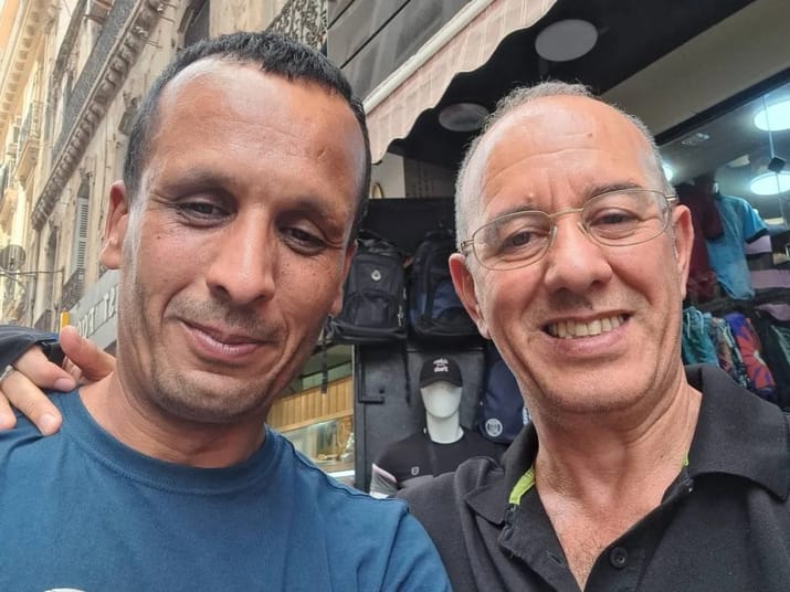 Algérie : le Pasteur Hamid Soudad libéré après grâce Présidentielle Deux hommes souriants posent pour une photo en ville.