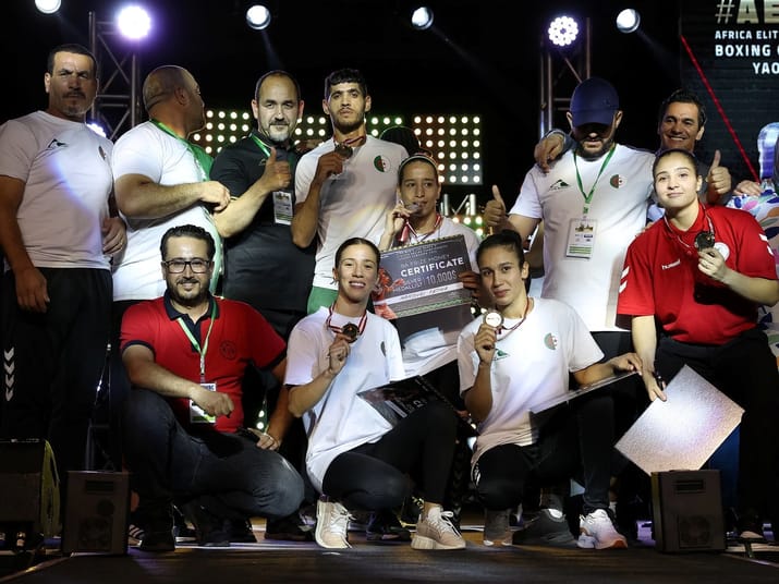 Groupe de boxeurs et entraîneurs algériens lors de la cérémonie de remise des prix.