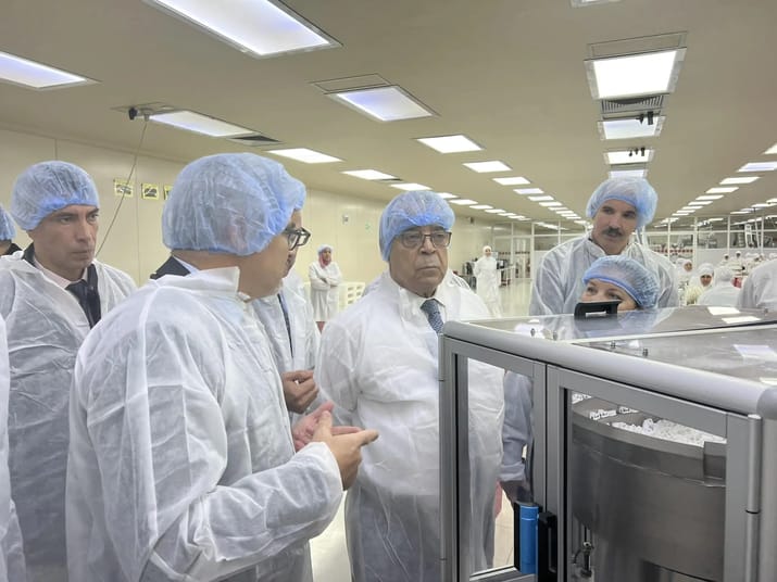Groupe de chercheurs en laboratoire de production d’insuline en Algérie.
