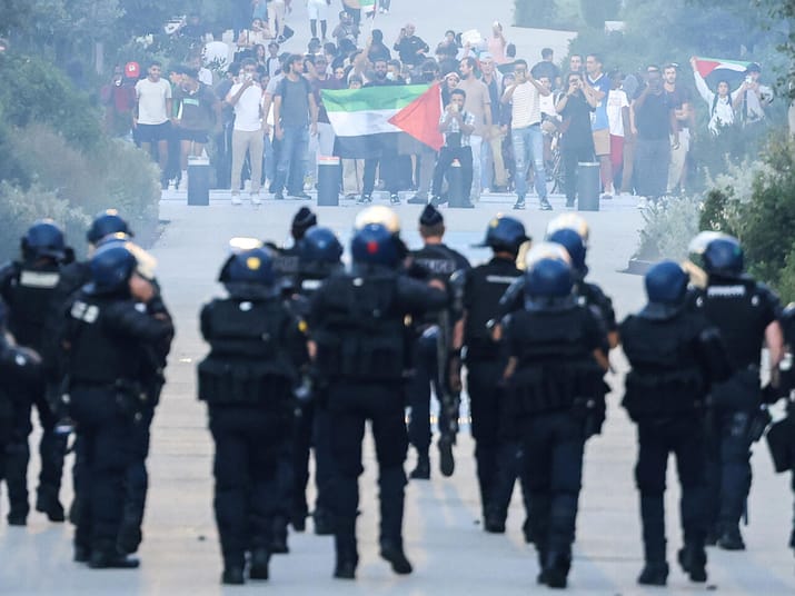 Manifestation avec manifestants et drapeau palestinien en France.