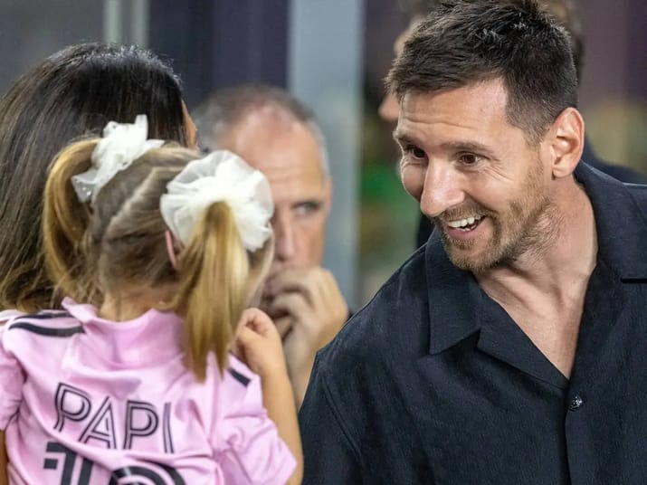 "Il m’a dit de marcher..." Le conseil de Lionel Messi à ce jeune joueur Lionel Messi souriant avec des jeunes fans lors d'un événement.