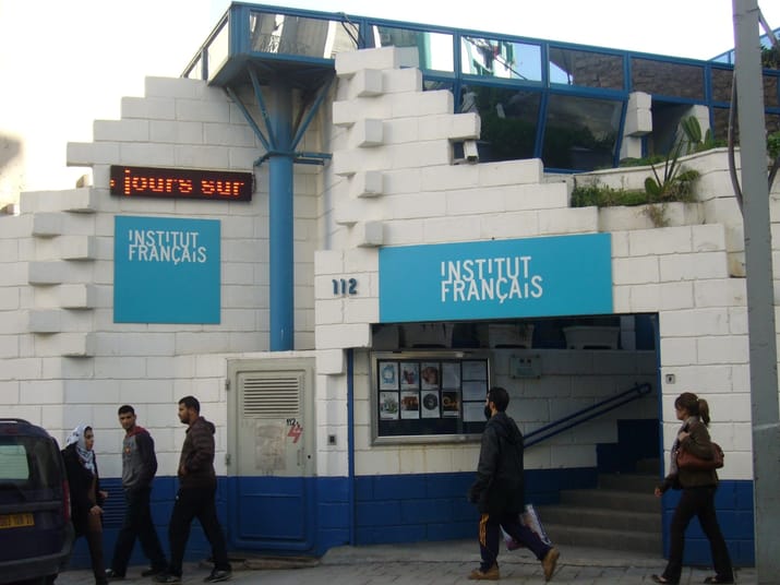 Entrée de l'Institut Français avec affichage des candidatures 2024.