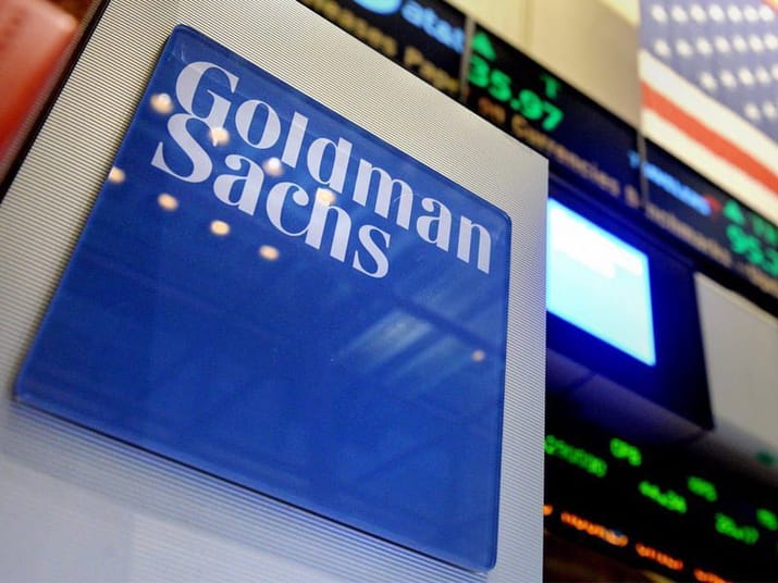 Le baril de pétrole franchira les 90 dollars, selon Goldman Sachs Logo de Goldman Sachs sur un écran de marché financier.