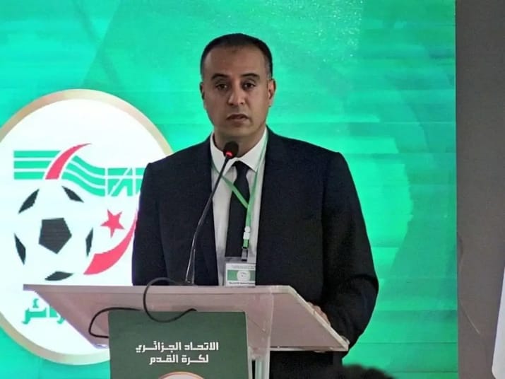 L'après Belmadi : La FAF examine 20 CV de sélectionneurs pour l'équipe nationale algérienne Homme en costume noir parlant lors d'une conférence de la FAF.