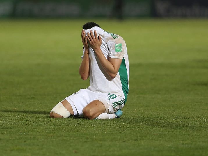 Scandale Footballistique : L'Algérie disqualifiée de la Coupe du Monde par la FIFA Joueur de football en pleurs après une blessure ou une défaite.