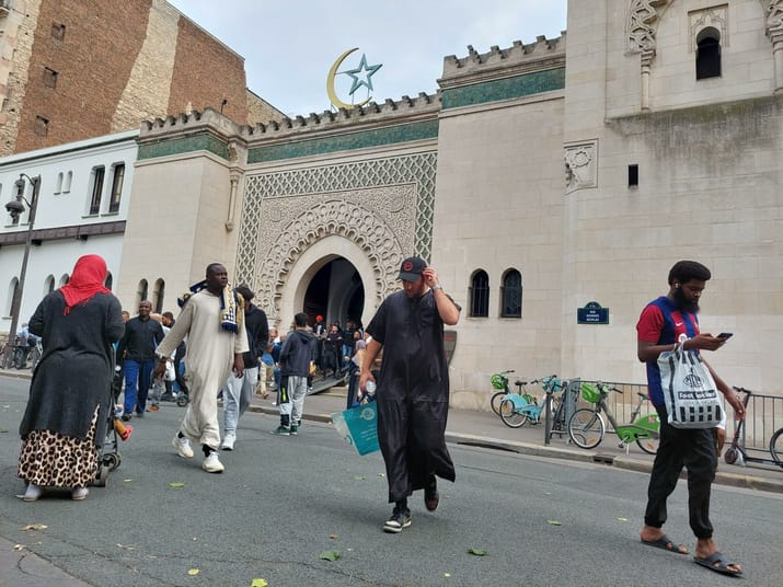 Agression d'un Algérien en France pour avoir mangé du porc pendant le Ramadan Personnes musulmanes dans la rue à Paris pendant le Ramadan.
