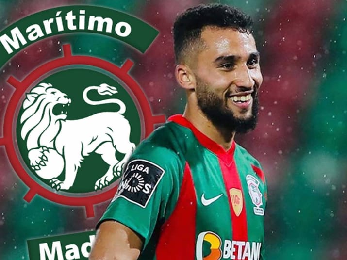 La FIFA valide le choix de Guitane, qui portera les couleurs de l'Algérie lors des prochains matchs Guitane, joueur algérien, en maillot vert et rouge, lors d'un match.