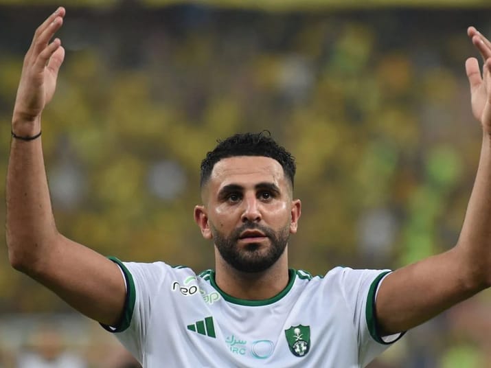 Riyad Mahrez célèbre lors d'un match de football en Algérie.