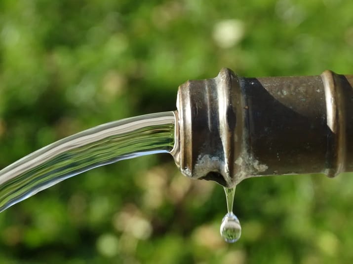 Crise de l’eau à Tiaret : le gouvernement sort le grand jeu et claque 200 millions de dollars pour un plan d'urgence Fuite d'eau d'un tuyau en métal avec goutte suspendue.