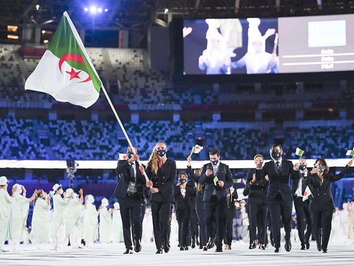 Athlètes algériens à Paris 2024 avec drapeau national.