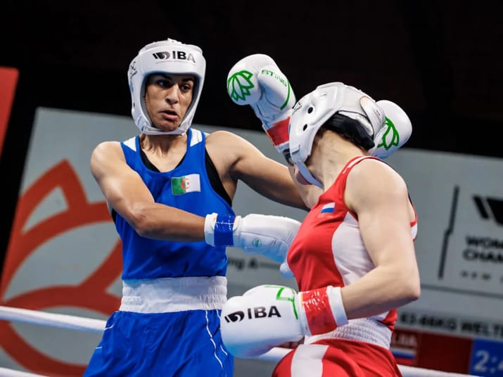 Boxeuses en combat lors des Jeux Olympiques 2024 à Paris.