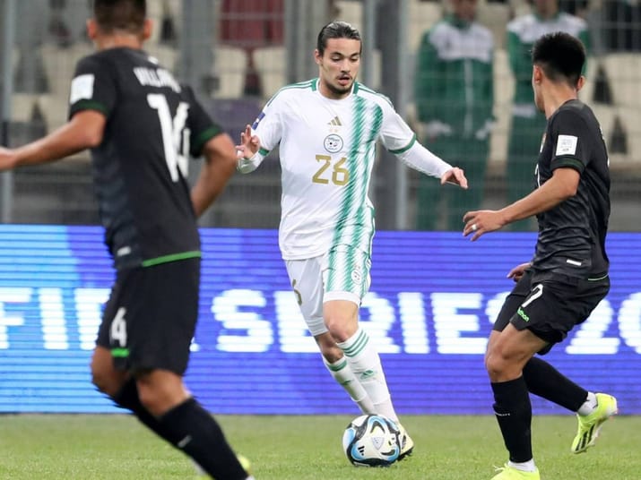 Joueur de football en action lors d'un match international.