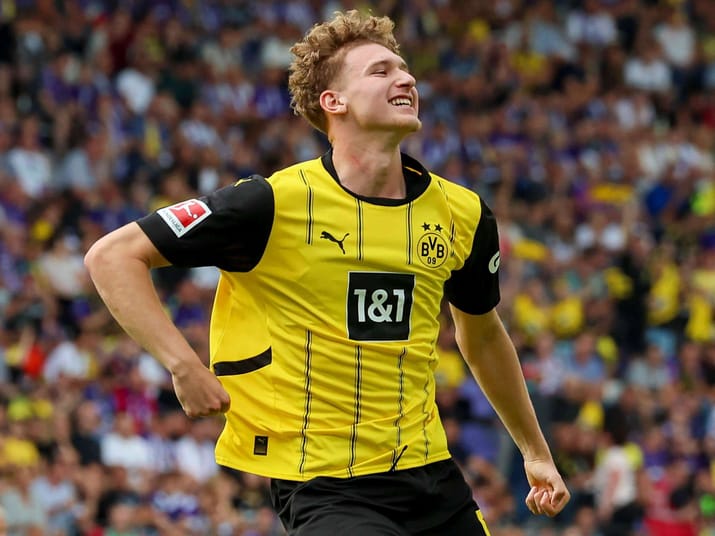 Elias Benkara prêt à rejoindre l’équipe d’Algérie : Un renfort de taille ! Elias Benkara en maillot Borussia Dortmund lors d'un match de football.