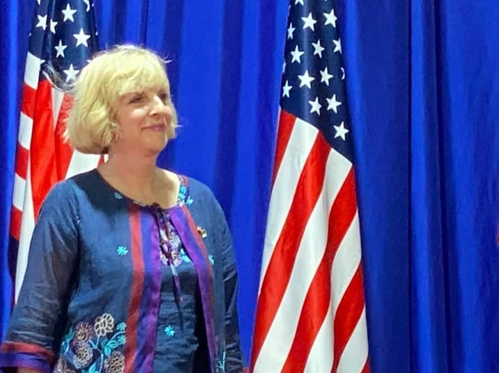 Annulation de la visite d'Elizabeth Moore Aubin à Tindouf : Les dessous de la situation Elizabeth Moore Aubin devant des drapeaux américains à Tindouf.
