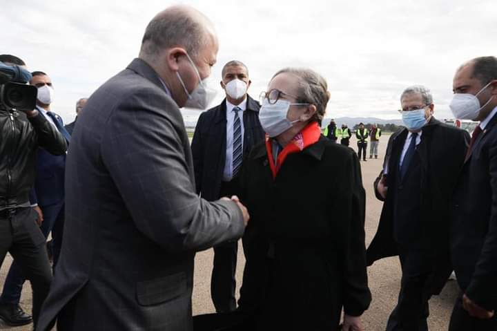 Tunisie : Najla Bouden boucle sa visite en Algérie Rencontre entre dirigeants lors d'une visite officielle, tous portant des masques.