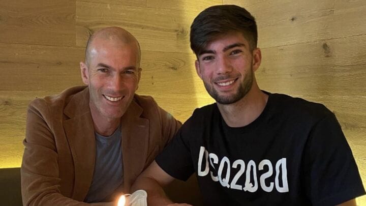 Zidane retrouve un nouveau club Zidane avec un jeune homme dans un cadre chaleureux.
