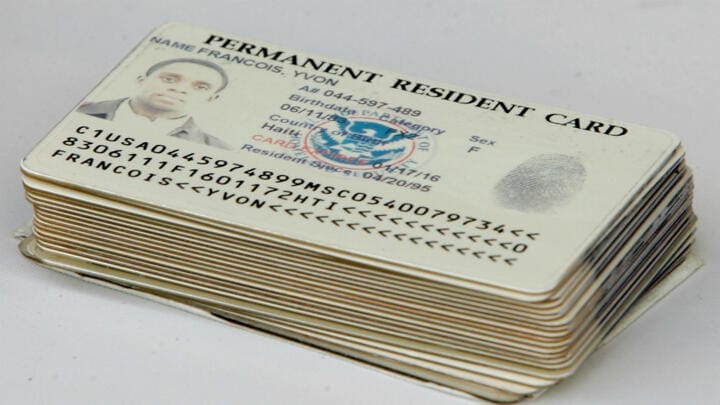 Carte de résident permanent avec photo et empreinte digitale.